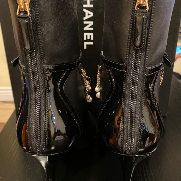 Chanel lambskin & patent calfskin black ankle boot - Picture 7 of 11